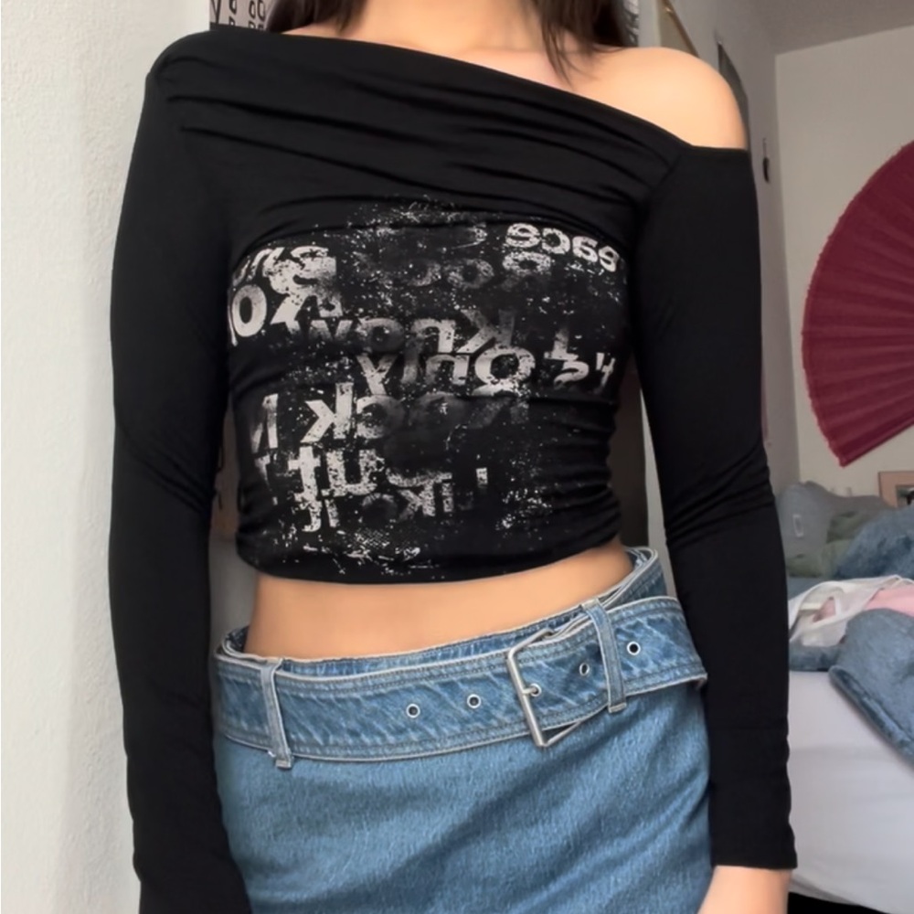 Off the Shoulder Graphic Long Sleeve - Picture 4 of 8